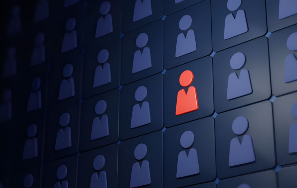  Cuadrícula virtual con íconos de personas en color azul y una roja 