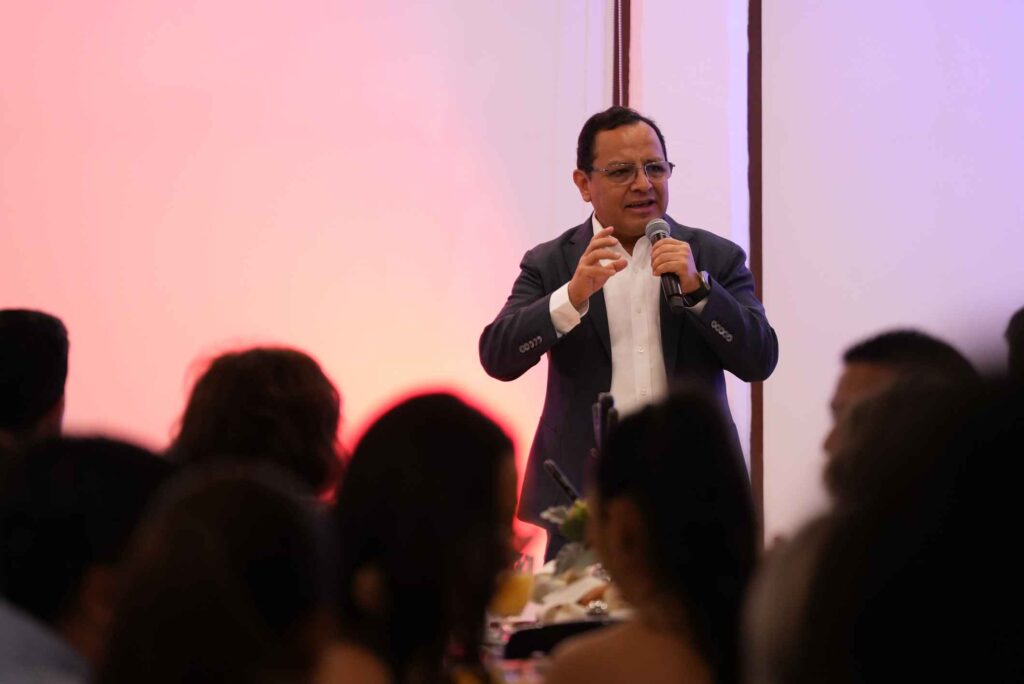 Ernesto Reséndiz dando conferencia frente a público 
