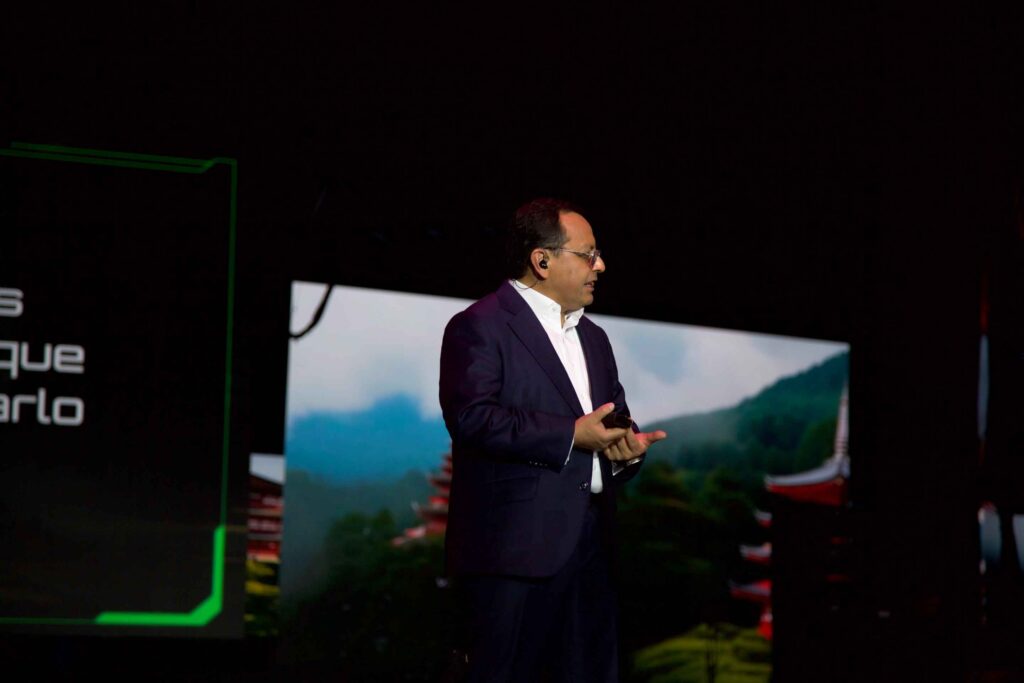 Ernesto Reséndiz hablando frente a un público