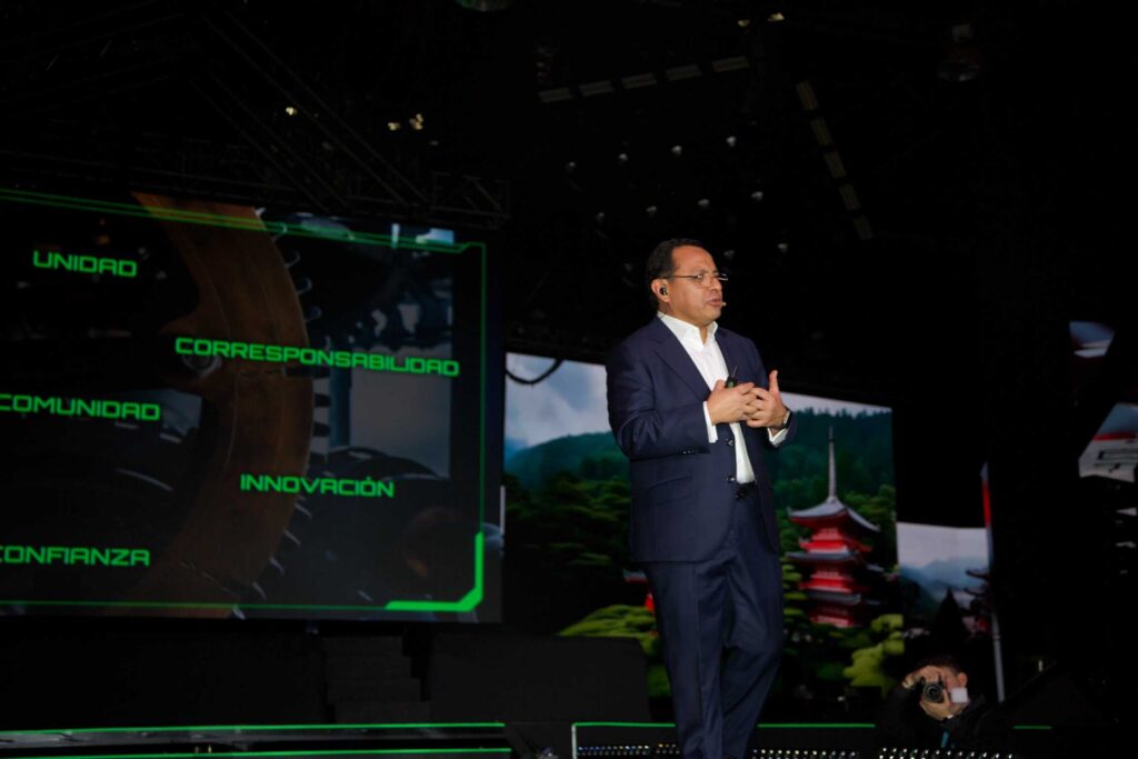  Ernesto Reséndiz López dando una conferencia
