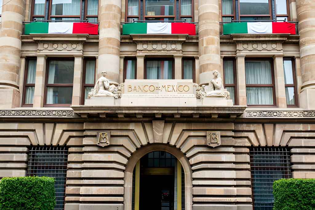  Fachada del Banco de México con banderas en los balcones

