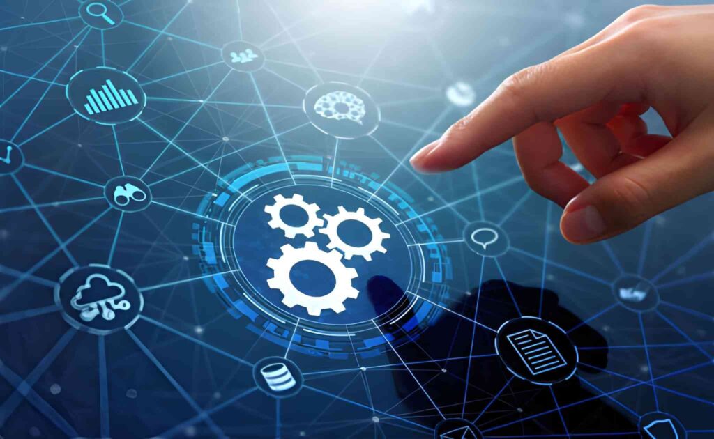 Mano señalando engranajes conectados a otros íconos virtuales en tablero digita