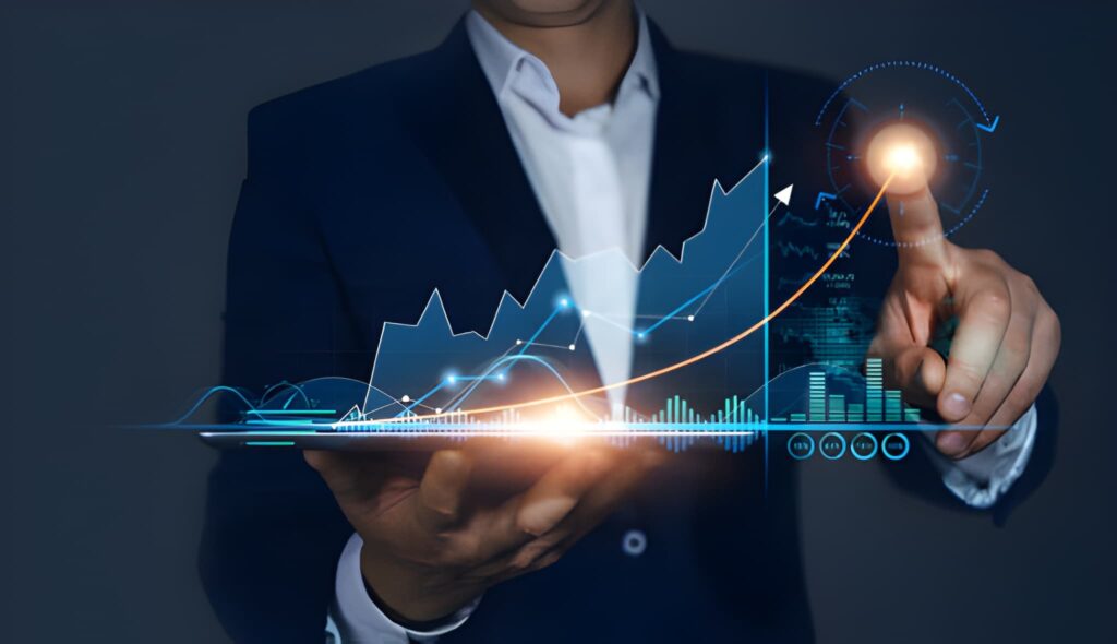 Persona de traje señalando crecimiento en una gráfica virtual