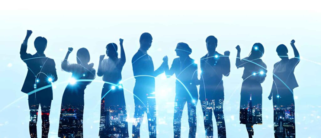 Grupo de personas felices y conectadas virtualmente frente a una ciudad nocturna