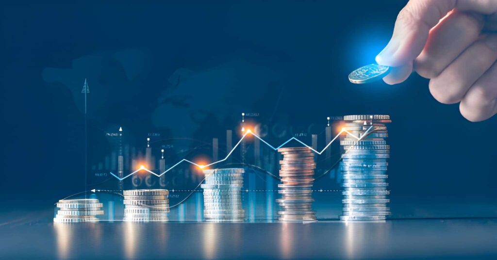 Pilas de monedas ascendentes con gráficas virtuales