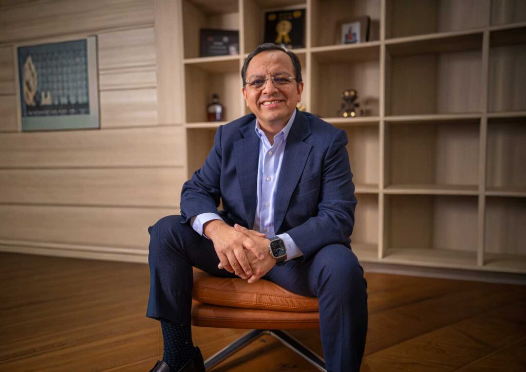 Ernesto Reséndiz López sentado en su oficina 
