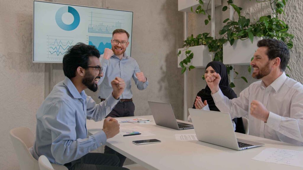 Líder sonriente explicando en junta de trabajo