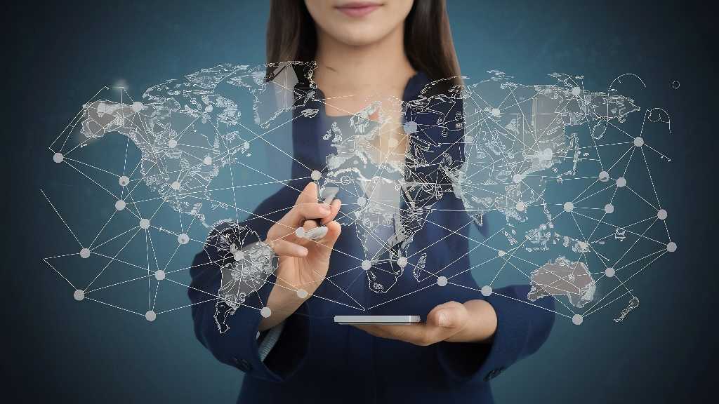 Mujer con teléfono celular y red global de contactos de negocios
