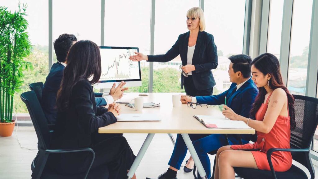 Mujer dirigiendo junta de trabajo empresarial
