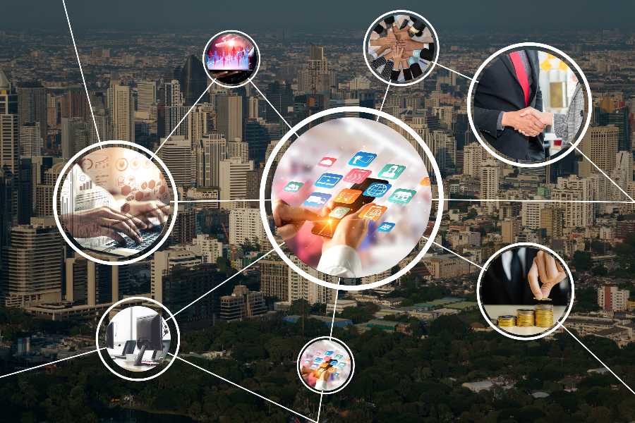 Concepto de red de negocio con diferentes esferas con personas y acciones frente a una ciudad