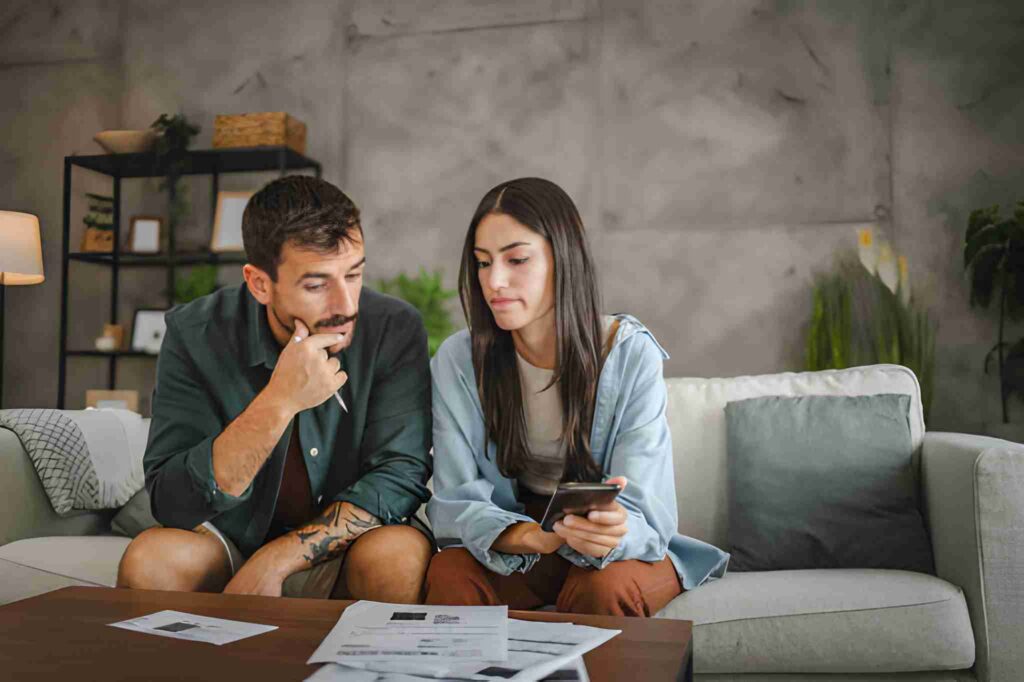 Pareja preocupada en casa por problemas financieros