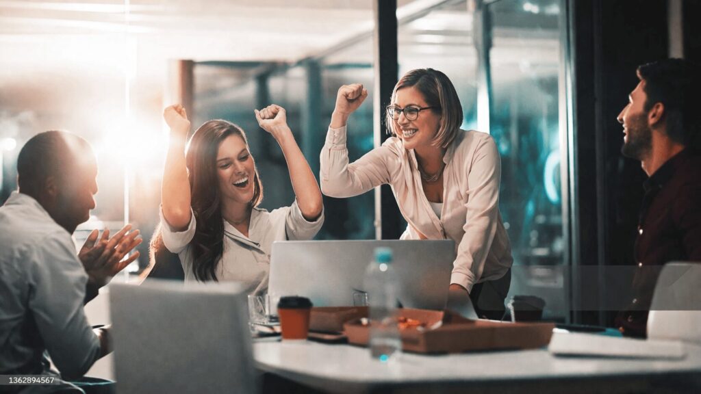  Dos mujeres y dos hombres motivados dentro de una oficina 
