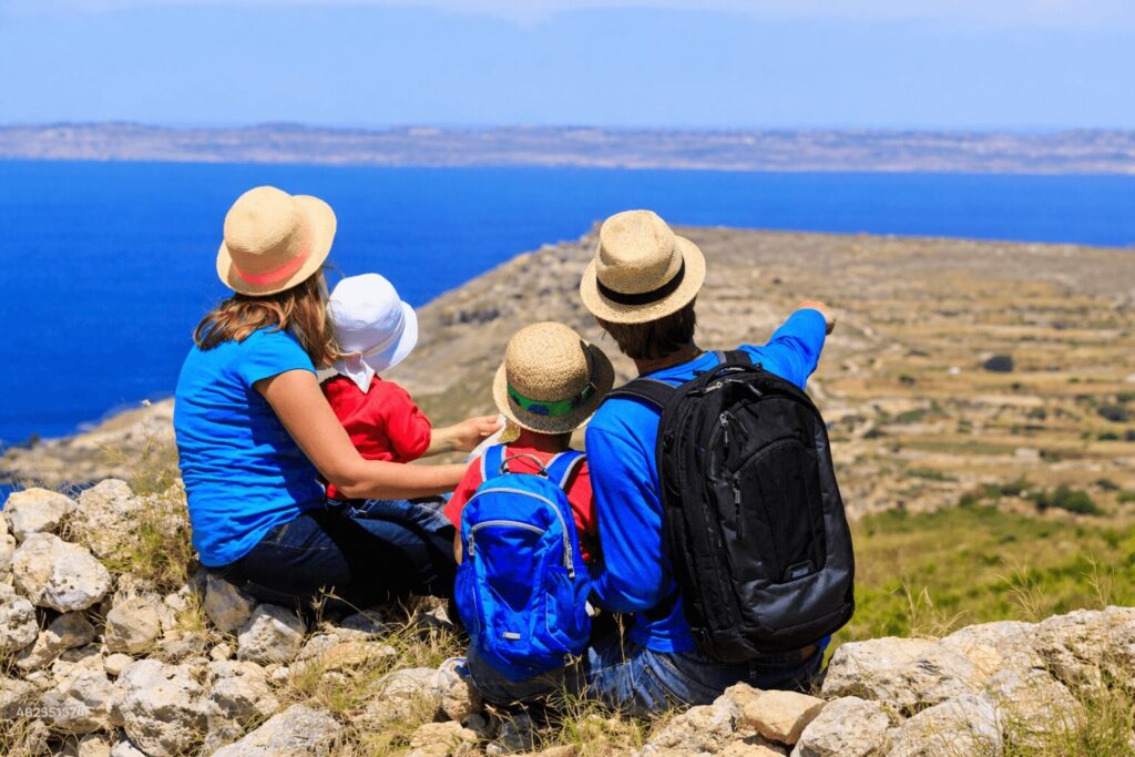 Persona con billetes entre las manos y dos sillas en la playa detrás