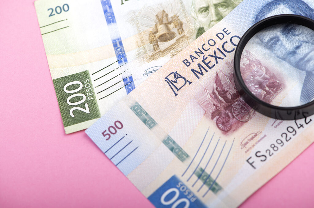 lupa sobre billetes de 200 y 500 pesos 