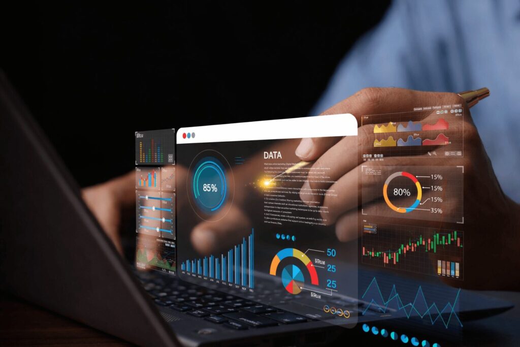 Panel virtual de gráficas de negocio entre una persona y su laptop  