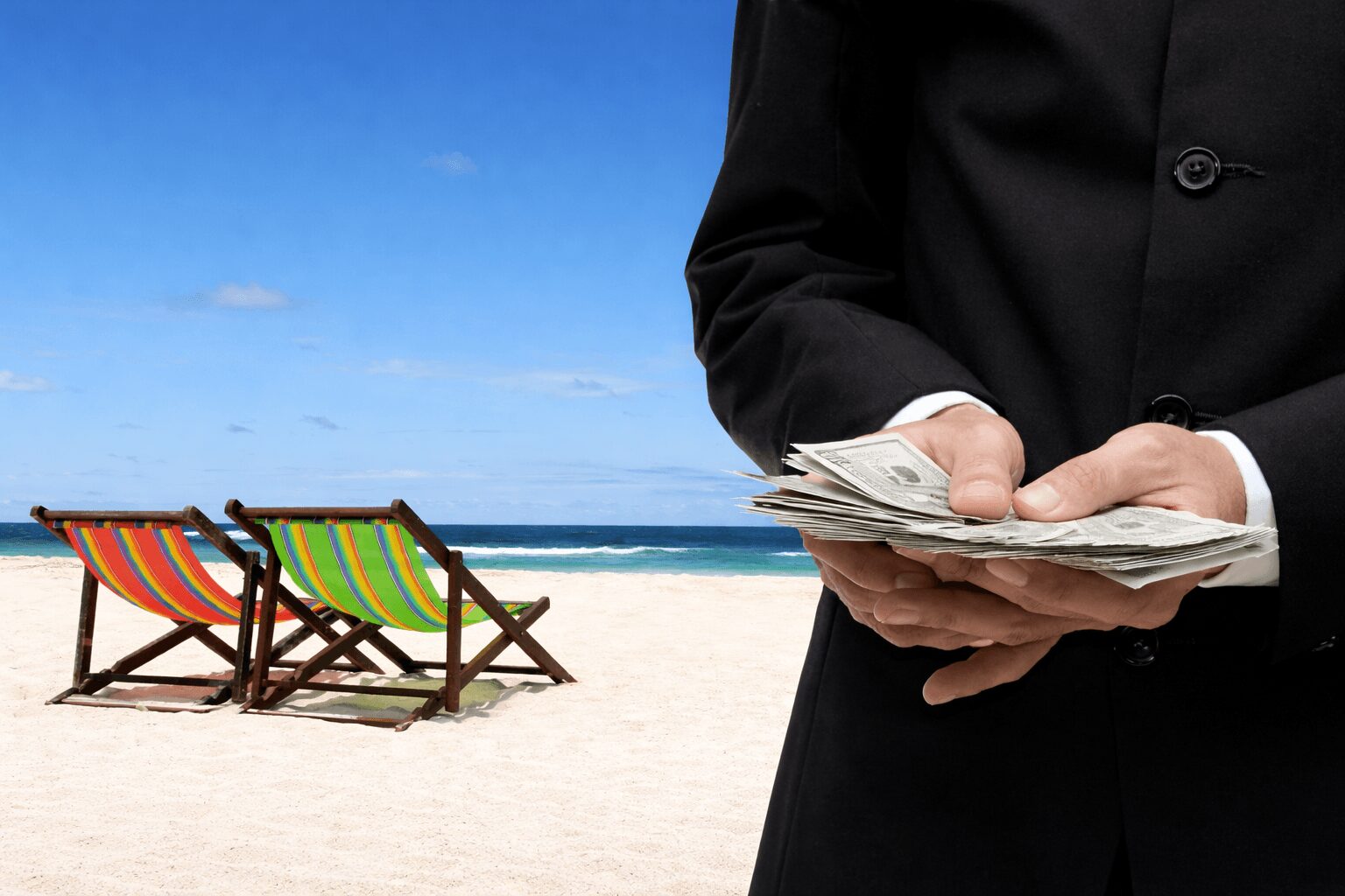 Persona con billetes entre las manos y dos sillas en la playa detrás