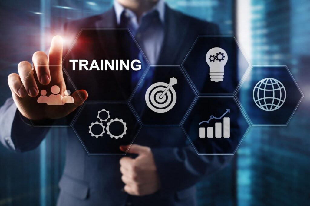 Persona de traje señalando paneles con íconos de capacitación de personal