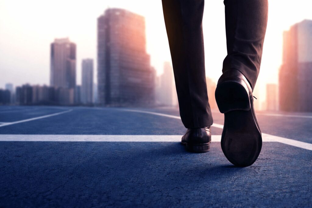 Pies y piernas de un emprendedor en la línea de salida de una pista de atletismo