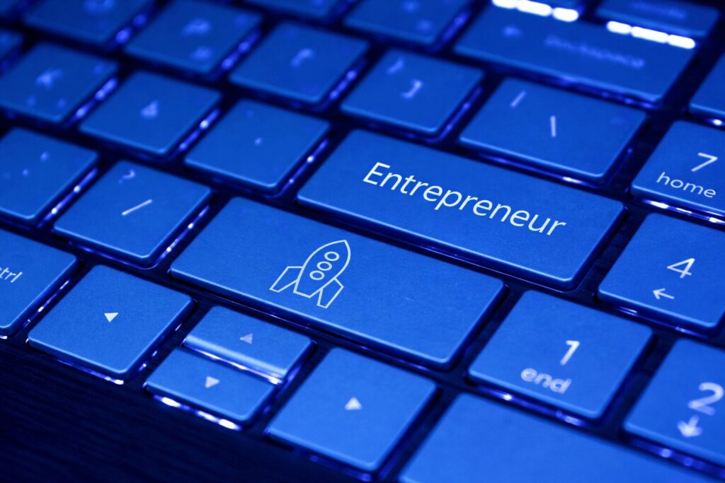 Teclado con teclas de emprendedor y un ícono de cohet