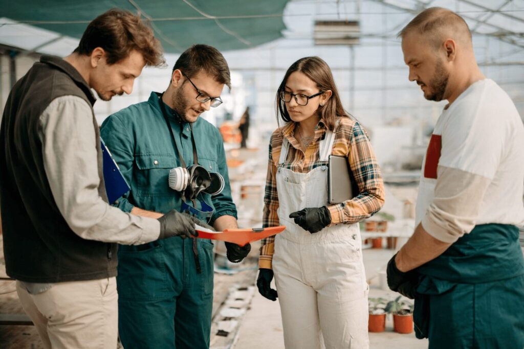 Hombre capacitando a personal dentro de un invernadero