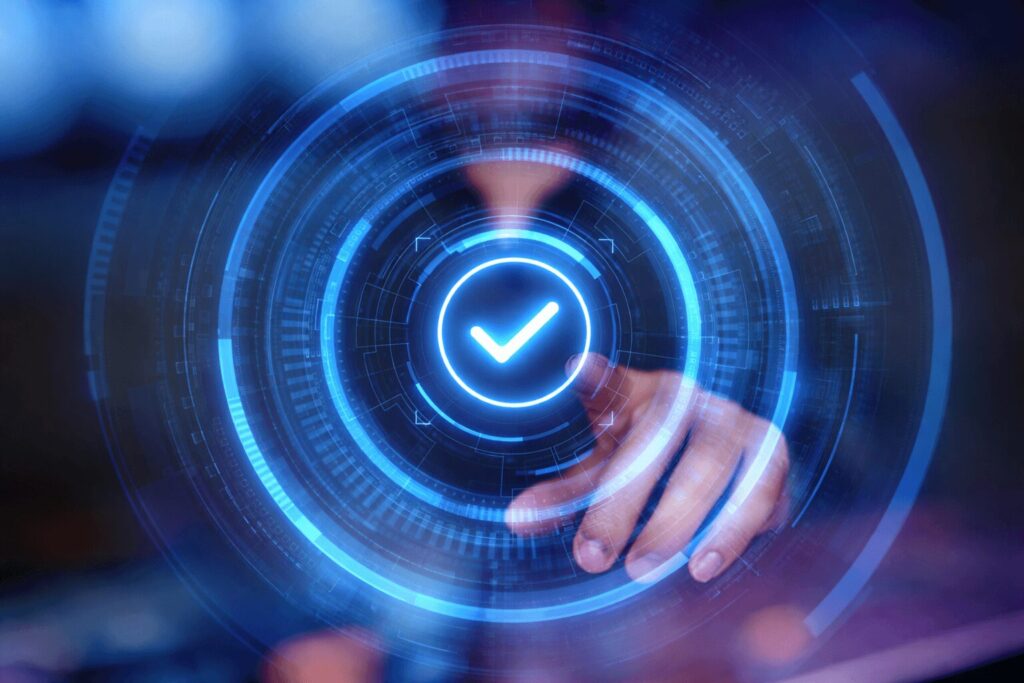 Mano activando holograma de sistema tecnológico circular