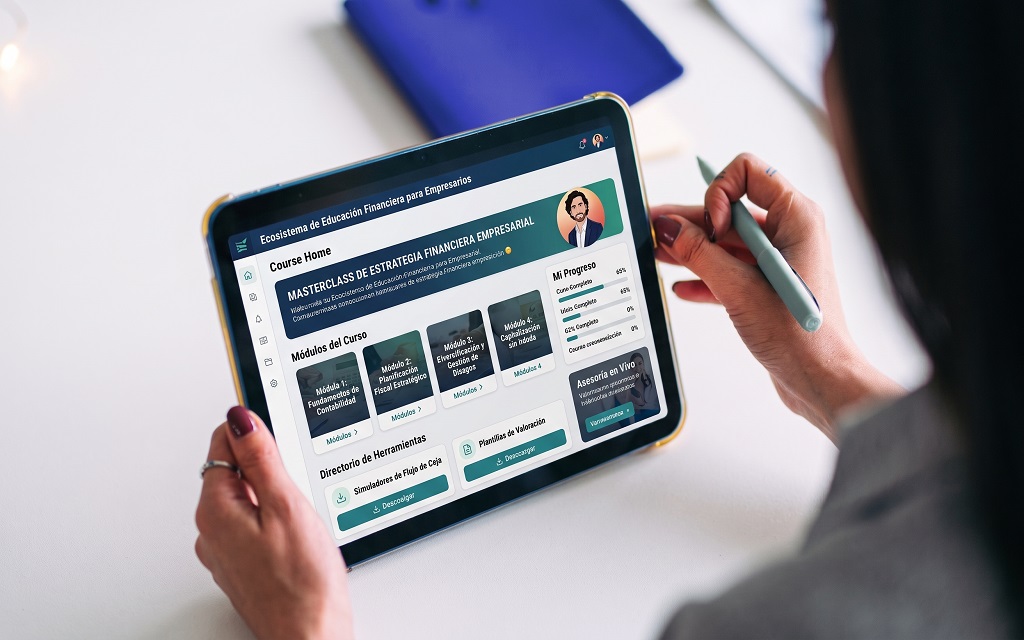Una persona sostiene una tableta que muestra la página de inicio de un curso online titulado "Ecosistema de Educación Financiera para Empresarios".